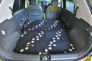 新「コンパクトSUV」がスゴイ！ ほぼ“軽サイズ”ボディ×タフ感ある「専用デザイン」！ レトロ風外装＆「映える足跡コーデ」の“めちゃ広ッ車内空間”がイイ！ ヒョンデ「インスタークロス」のアクセサリーって？