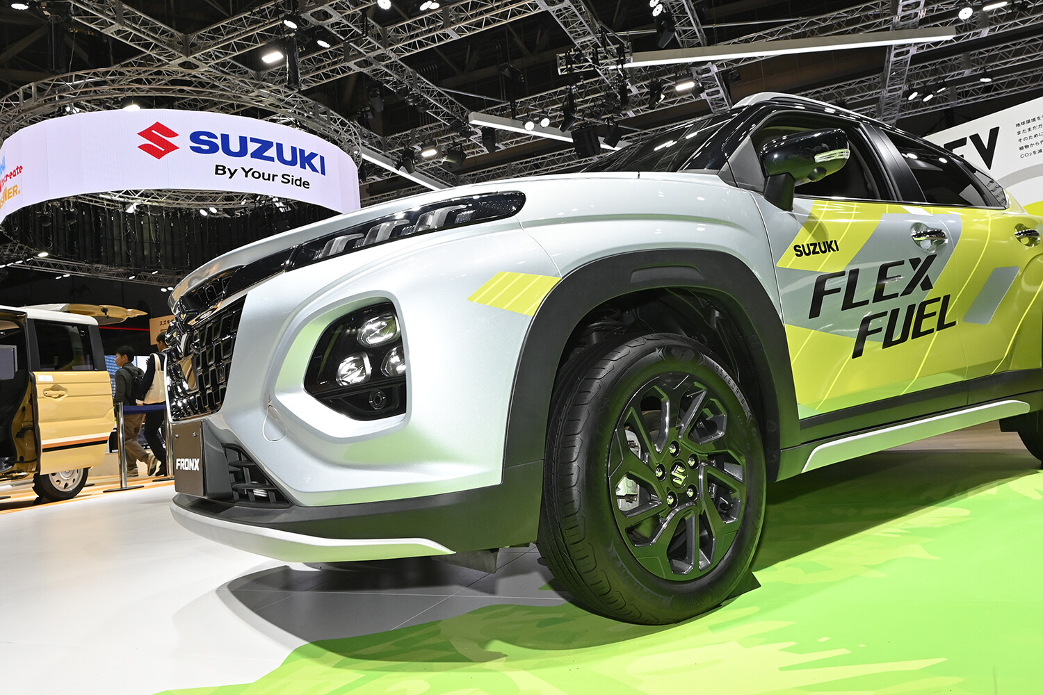 フレックス・フューエル・フロンクスはガソリンでも混合燃料でも走る！　インド発のスズキの挑戦はカーボンニュートラル時代の新しい選択肢だった【ジャパンモビリティショー2025】