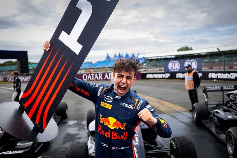 レッドブル次世代のスター候補、リンドブラッドがF1参戦に向け前進。スーパーライセンスポイント”40”を確保