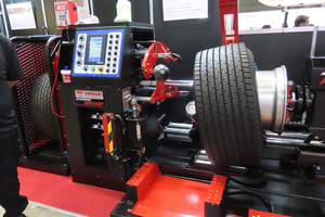 やったことがある人ならわかる「タイヤの組み替え」はかなりの重労働！　全自動まで「もう少し」のタイヤチェンジャー最前線