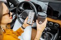 運転中のスマホ操作は3点減点の厳罰！ では信号待ち中ならOK？ 道交法をチェックしてみた