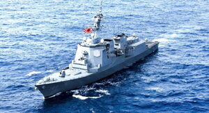 海自のイージス艦に迫るドローンを「小銃」で撃墜!? 洋上で実施された珍しい訓練の様子が公開