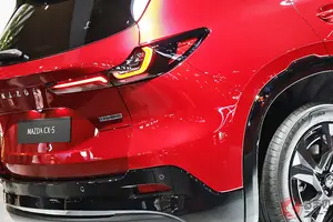 9年ぶり全面刷新！ マツダ「新型“5人乗り”SUV」に問合せ“殺到”!? 黒が効いてる「精悍フォルム」×全長4.7m級で「ちょうどイイサイズ」！ まもなく発売の“最量販”モデル「新型CX-5」販売店に寄せられた「期待の声」とは