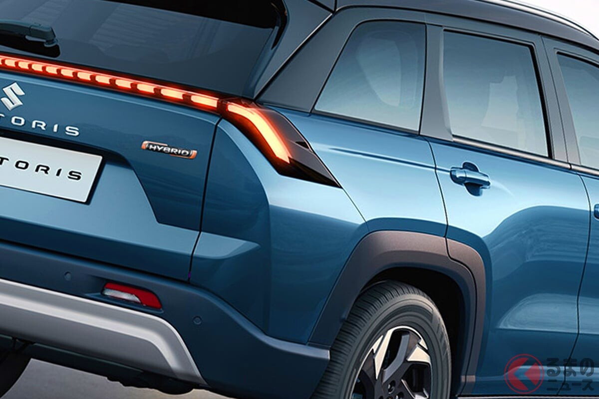 178万円から！ スズキ新型「“5人乗り”SUV」日本初公開へ！ 全長4.3m“ちょうどいいボディ”＆メーカー初の「独自レイアウト」採用！ 精悍顔×“一文字ライト”が目を惹く「新型ビクトリス」JMS2025に登場！