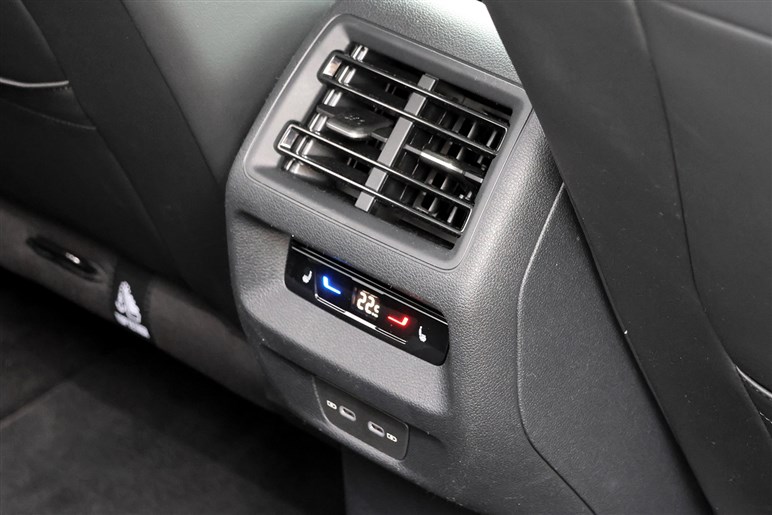【もはやノートPCサイズ!?】15インチ大型ディスプレイやマッサージ付きシートが付いた新型「ティグアン」試乗