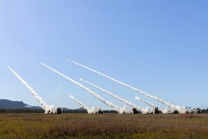 オーストラリアに3か国の「HIMARS」大集結！ 他では見られない”圧巻の一斉射撃”を写真で公開