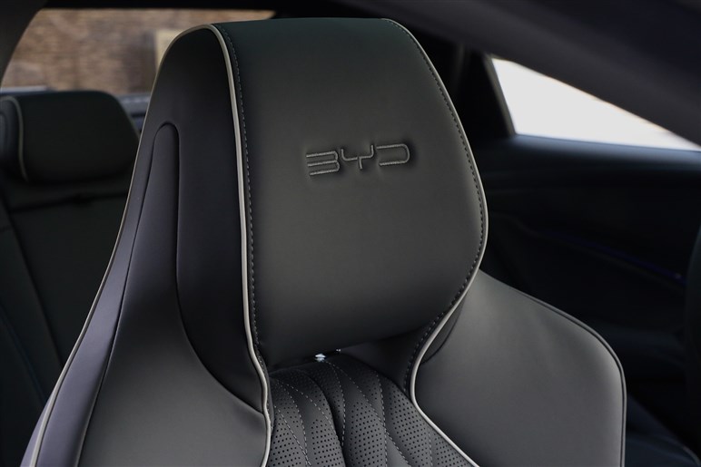 BYDの新型セダン「シール」は乗るとどう？ 中華高級EVのガジェット感とコスパは日本で通用する？