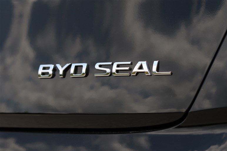 BYDの新型セダン「シール」は乗るとどう？ 中華高級EVのガジェット感とコスパは日本で通用する？