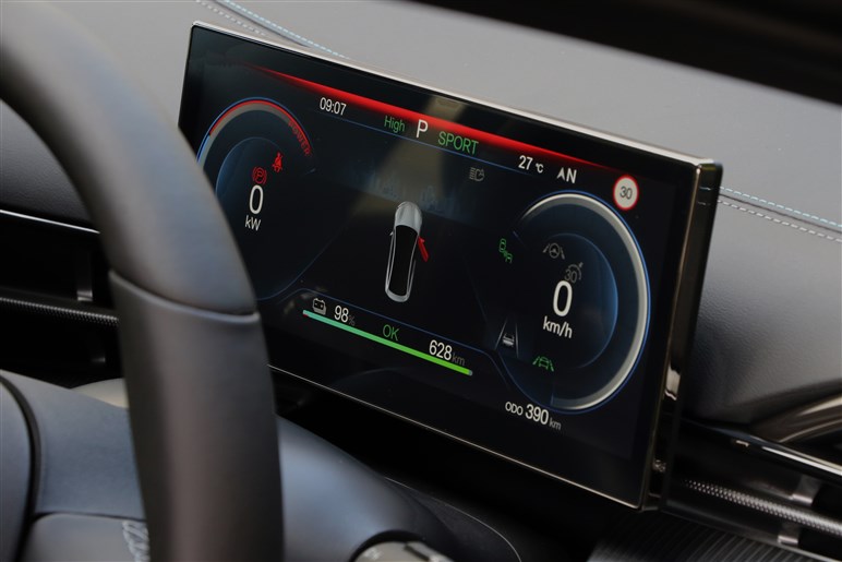BYDの新型セダン「シール」は乗るとどう？ 中華高級EVのガジェット感とコスパは日本で通用する？