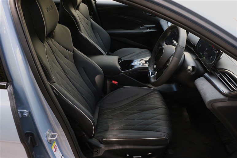 BYDの新型セダン「シール」は乗るとどう？ 中華高級EVのガジェット感とコスパは日本で通用する？