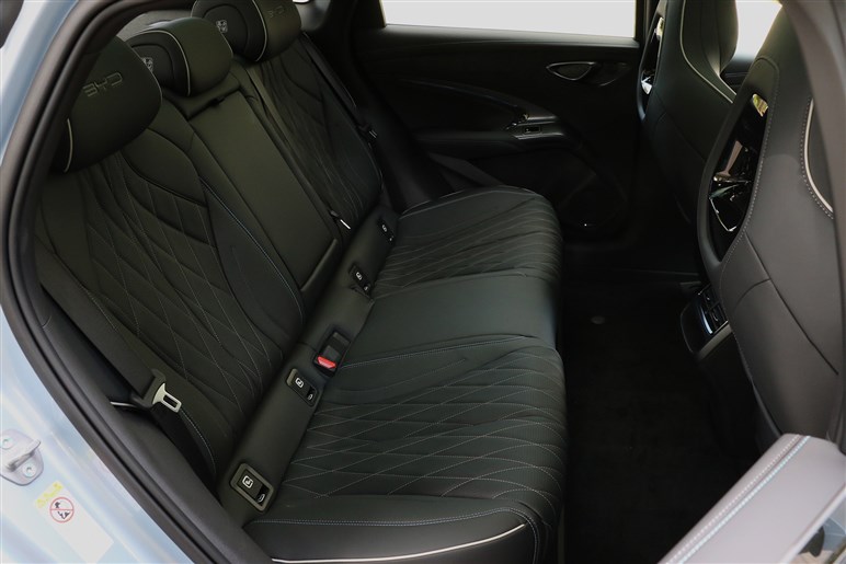 BYDの新型セダン「シール」は乗るとどう？ 中華高級EVのガジェット感とコスパは日本で通用する？