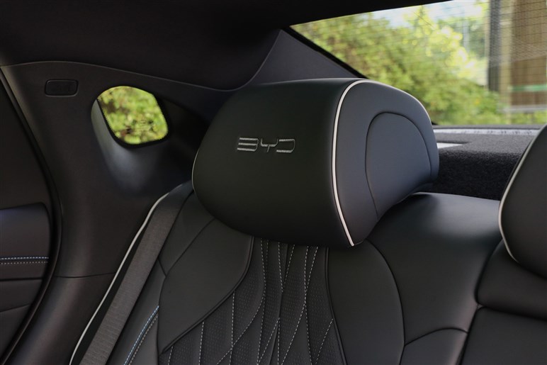 BYDの新型セダン「シール」は乗るとどう？ 中華高級EVのガジェット感とコスパは日本で通用する？