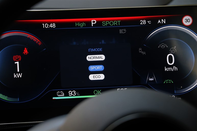 BYDの新型セダン「シール」は乗るとどう？ 中華高級EVのガジェット感とコスパは日本で通用する？