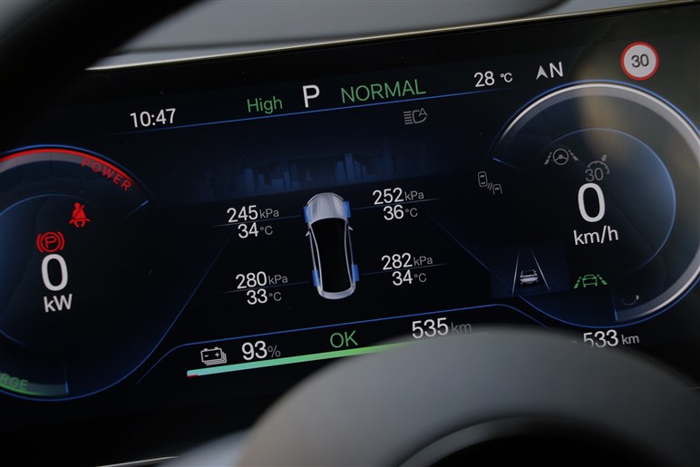 BYDの新型セダン「シール」は乗るとどう？ 中華高級EVのガジェット感とコスパは日本で通用する？