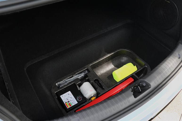 BYDの新型セダン「シール」は乗るとどう？ 中華高級EVのガジェット感とコスパは日本で通用する？