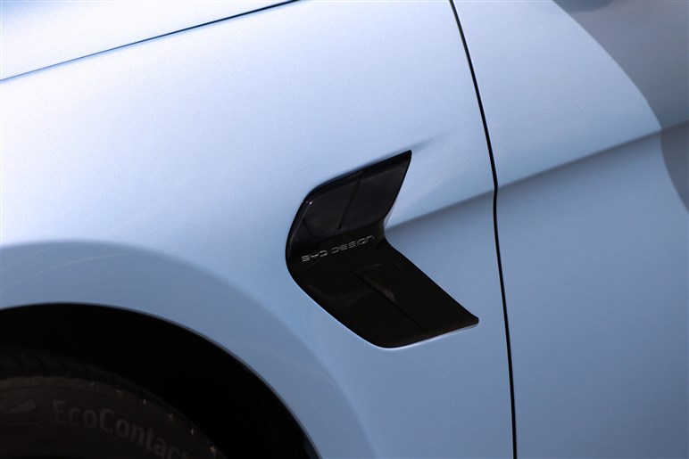 BYDの新型セダン「シール」は乗るとどう？ 中華高級EVのガジェット感とコスパは日本で通用する？