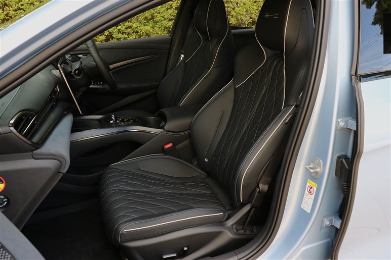 BYDの新型セダン「シール」は乗るとどう？ 中華高級EVのガジェット感とコスパは日本で通用する？