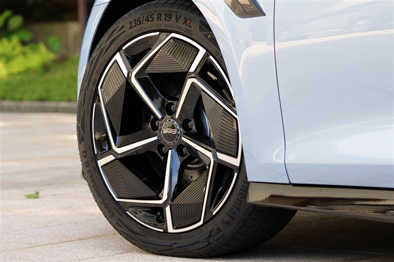 BYDの新型セダン「シール」は乗るとどう？ 中華高級EVのガジェット感とコスパは日本で通用する？