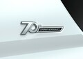 来年FMCが噂されるランクルプラドに70周年特別仕様車。サドルタンの本革内装で高級志向派向け