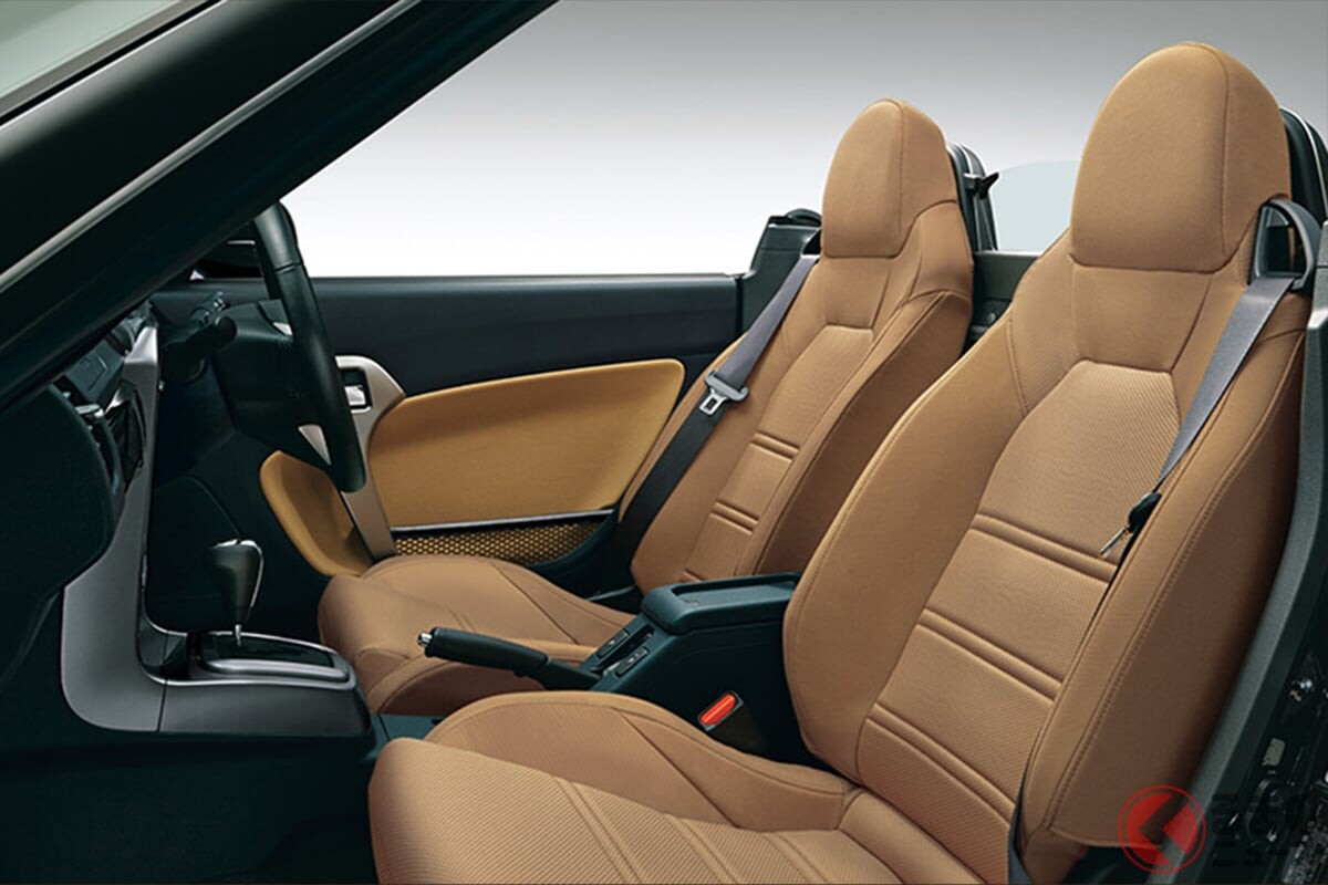 198万円！ ダイハツ最新「“2人乗り”スポーツカー」がスゴイ！ 最高級より「57万円オトク」で「リッター20キロ」近く走る低燃費もイイ！ “ベージュ×カーボン調”内装が目を惹く「コペン」最安モデルとは？