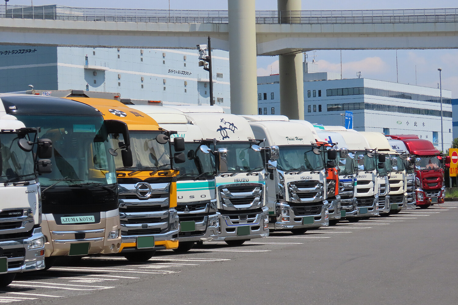 国の法改正でトラックドライバーの仕事環境は改善したのか？　2024年問題から１年経ったドライバーの「生の声」