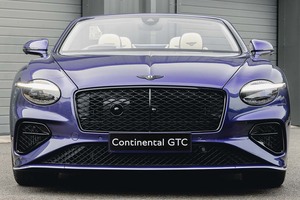 「ベントレーは無難な色ではダメだ！」熱狂的オーナーがオーダーした唯一無二「ヴィオレット」の「コンチネンタルGTCスピード」、その驚きの仕様とは？