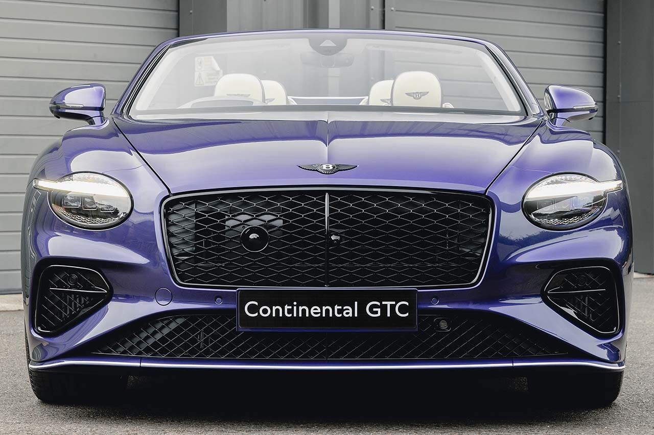 「ベントレーは無難な色ではダメだ！」熱狂的オーナーがオーダーした唯一無二「ヴィオレット」の「コンチネンタルGTCスピード」、その驚きの仕様とは？