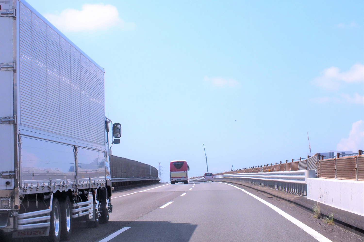 トラック業界は必ずしも歓迎せず！　トラックの高速の制限速度を80→100km/hに引き上げる案への声