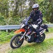 大鶴義丹 × KTM 890アドベンチャーR【大型化していくアドベンチャーバイクへのアンチテーゼ】