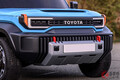 トヨタ新型「ランドクルーザー」世界初公開へ 存在感凄い「カクカクボディ」採用！ 衝撃与えた「ミニランクル」と似てる？ 特徴的デザインとは