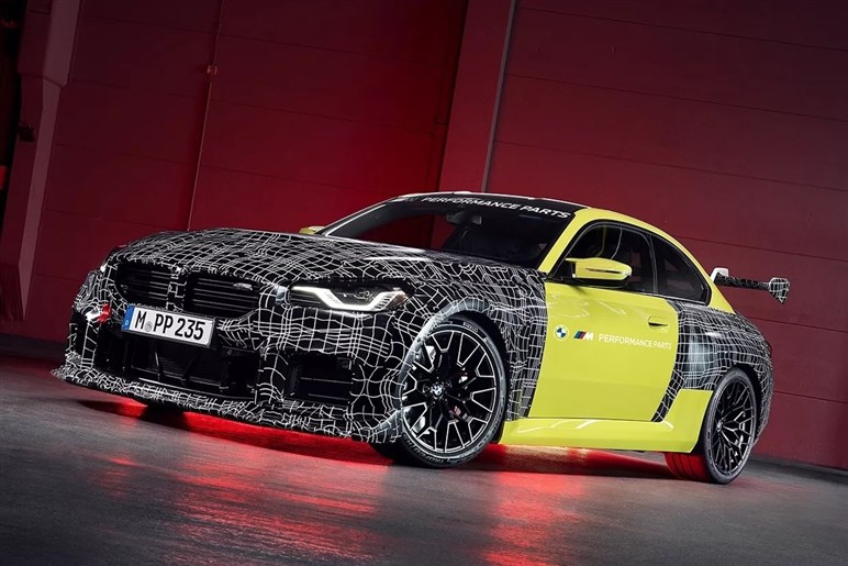 BMW「M2」にサーキット仕様パッケージ登場へ！ リアウイングや軽量ホイールなど専用装備を確認