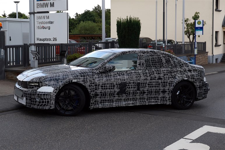 BMW「M3 EVプロトタイプ」を捕捉。リアブレーキが焼けるほどの超高負荷テストを実施か
