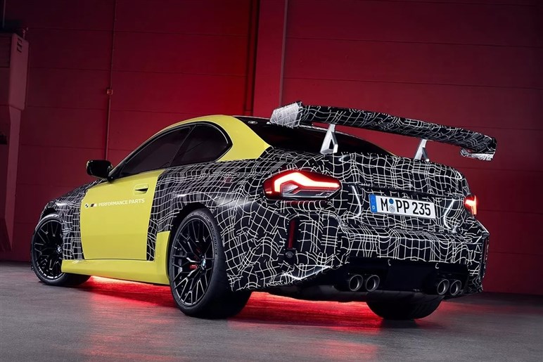 BMW「M2」にサーキット仕様パッケージ登場へ！ リアウイングや軽量ホイールなど専用装備を確認