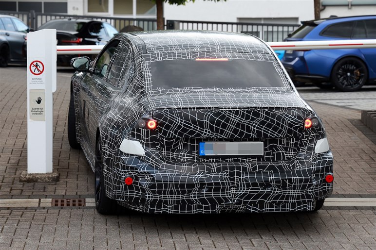 BMW「M3 EVプロトタイプ」を捕捉。リアブレーキが焼けるほどの超高負荷テストを実施か