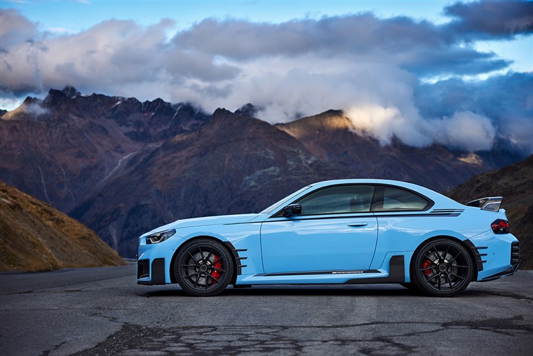 BMW「M2」にサーキット仕様パッケージ登場へ！ リアウイングや軽量ホイールなど専用装備を確認