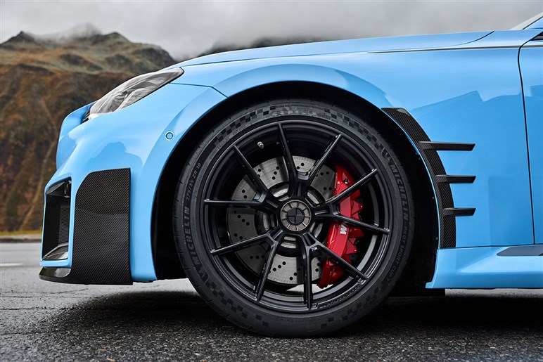 BMW「M2」にサーキット仕様パッケージ登場へ！ リアウイングや軽量ホイールなど専用装備を確認