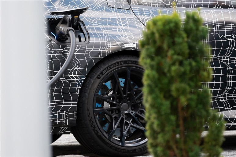 BMW「M3 EVプロトタイプ」を捕捉。リアブレーキが焼けるほどの超高負荷テストを実施か