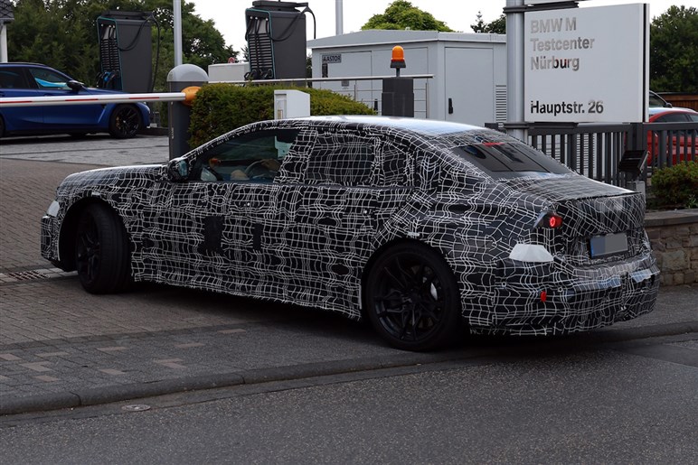 BMW「M3 EVプロトタイプ」を捕捉。リアブレーキが焼けるほどの超高負荷テストを実施か