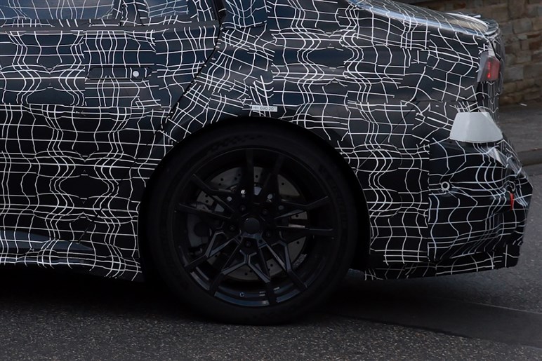 BMW「M3 EVプロトタイプ」を捕捉。リアブレーキが焼けるほどの超高負荷テストを実施か