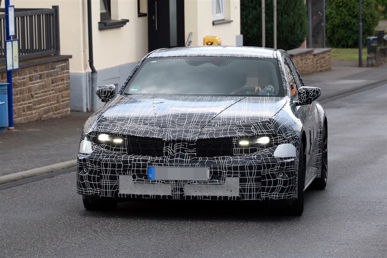 BMW「M3 EVプロトタイプ」を捕捉。リアブレーキが焼けるほどの超高負荷テストを実施か