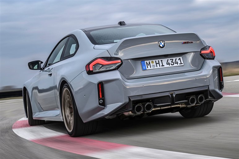 BMW「M2」にサーキット仕様パッケージ登場へ！ リアウイングや軽量ホイールなど専用装備を確認