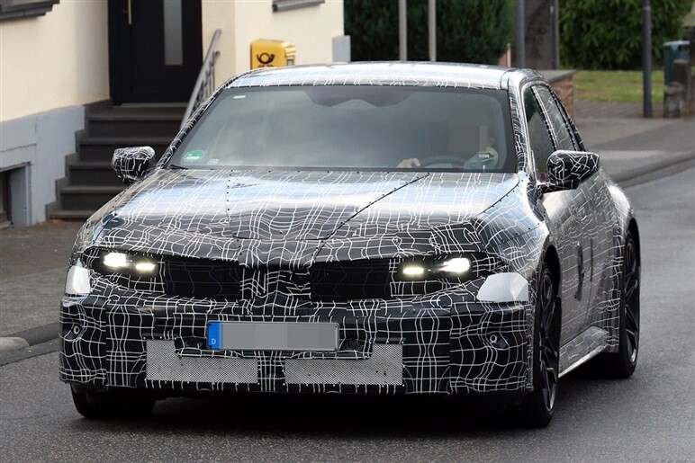 BMW「M3 EVプロトタイプ」を捕捉。リアブレーキが焼けるほどの超高負荷テストを実施か