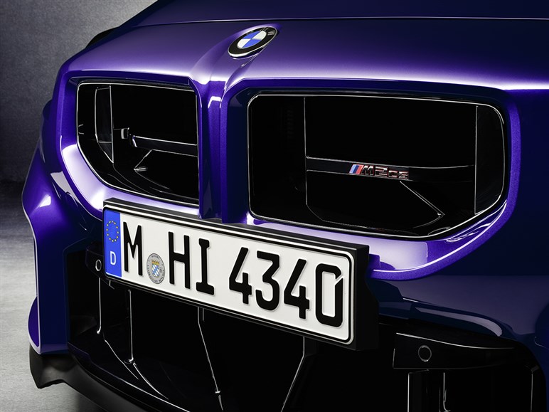 BMW「M2」にサーキット仕様パッケージ登場へ！ リアウイングや軽量ホイールなど専用装備を確認