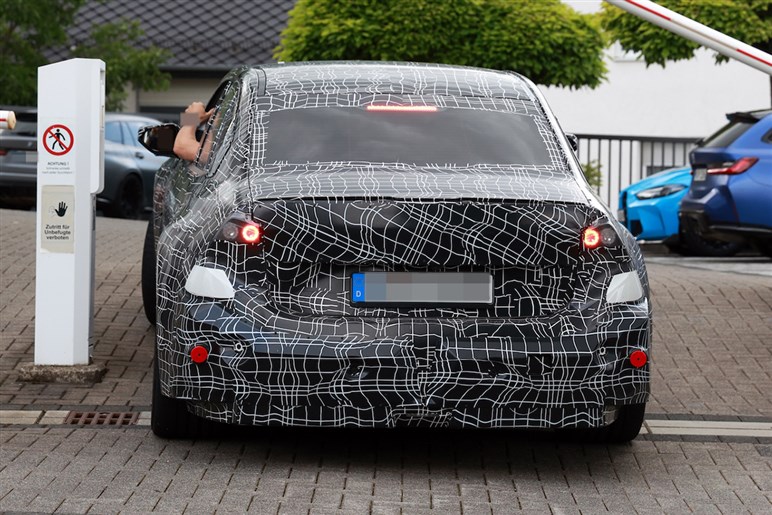 BMW「M3 EVプロトタイプ」を捕捉。リアブレーキが焼けるほどの超高負荷テストを実施か