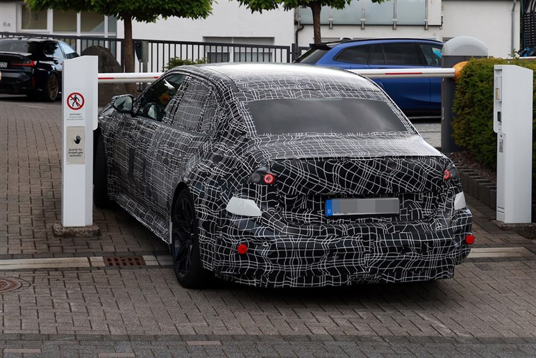 BMW「M3 EVプロトタイプ」を捕捉。リアブレーキが焼けるほどの超高負荷テストを実施か
