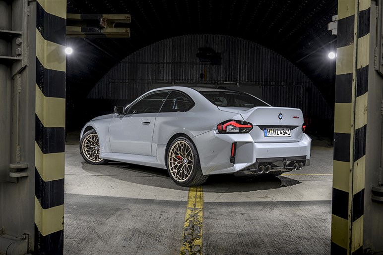 BMW「M2」にサーキット仕様パッケージ登場へ！ リアウイングや軽量ホイールなど専用装備を確認