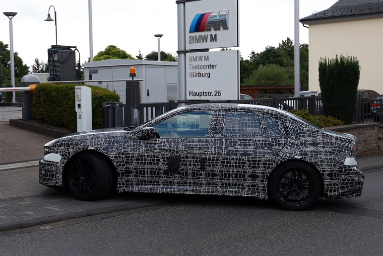 BMW「M3 EVプロトタイプ」を捕捉。リアブレーキが焼けるほどの超高負荷テストを実施か