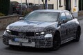 BMW「M3 EVプロトタイプ」を捕捉。リアブレーキが焼けるほどの超高負荷テストを実施か