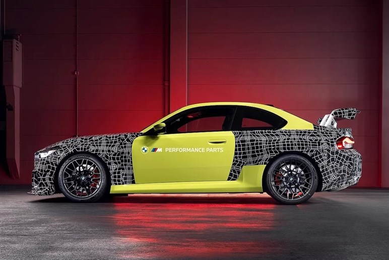 BMW「M2」にサーキット仕様パッケージ登場へ！ リアウイングや軽量ホイールなど専用装備を確認