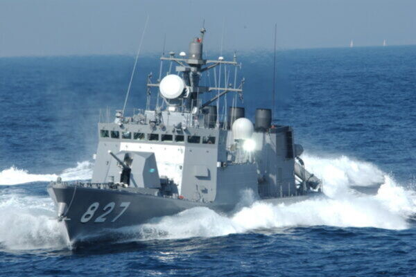 中国海軍の「怪しい軍艦」が“本州と北海道の間”に出現！ 船体に巨大なゴルフボールみたいなモノも